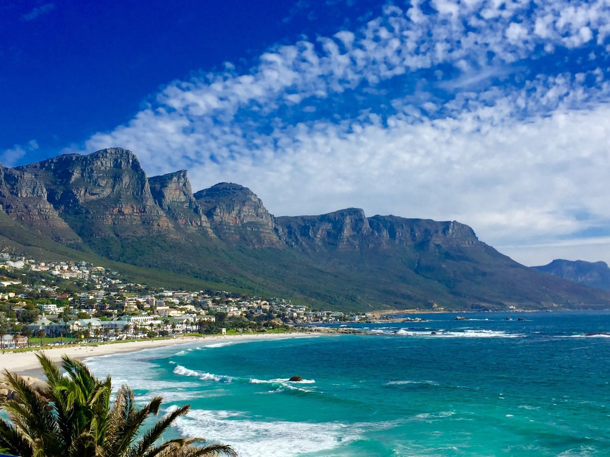 Берега африки. Camps Bay ЮАР. Camps Bay Кейптаун. ЮАР Кейптаун пляж. Camps Bay Beach Кейптаун.